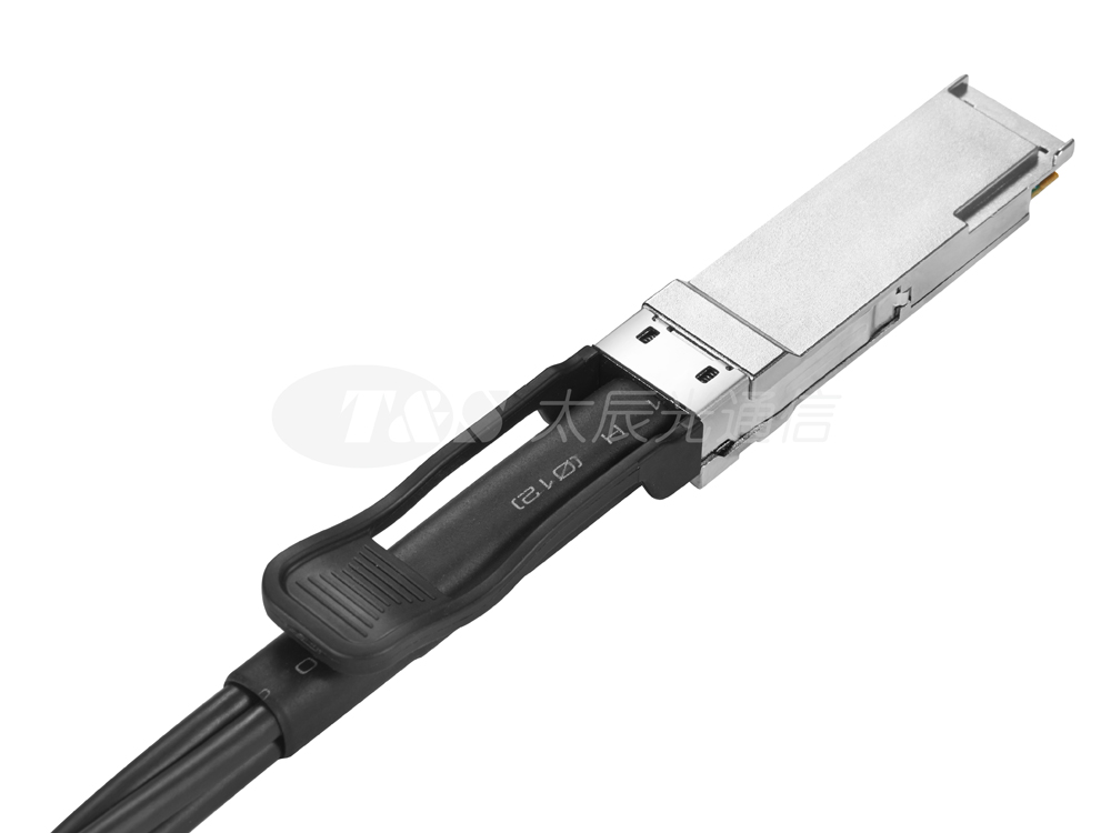 Vergelijking van voor-en nadelen tussen 40G QSFP SR4 optische module en QSFP AOC actieve optische kabel